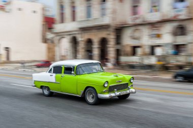 HAVANA, CUBA - 21 Ekim 2017: Havana, Küba 'daki eski araba. Pannnig. Retro Araç genellikle yerel halk ve turistler için bir taksi olarak kullanılır. Yeşil Renk