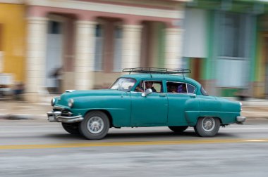 HAVANA, CUBA - 21 Ekim 2017: Havana, Küba 'daki eski araba. Pannnig. Retro Araç genellikle yerel halk ve turistler için bir taksi olarak kullanılır. Mavi Renk