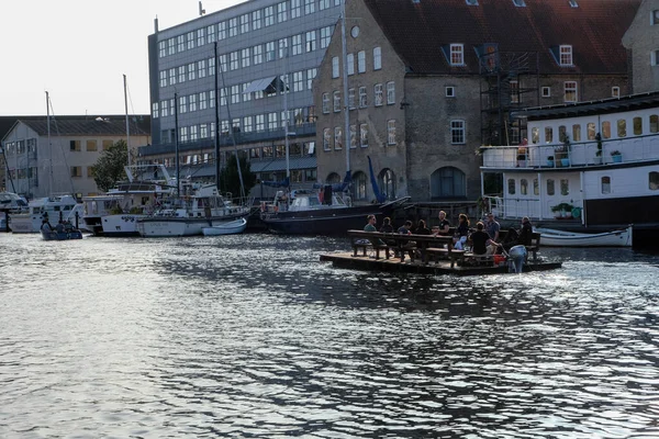 Копенгаген Денмарк Августа 2017 Года Копенгаген Cityscape Лодкой Люди Пьют — стоковое фото