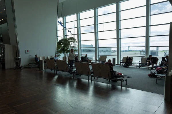 Copenhagen Dinamarca Agosto 2017 Aeropuerto Internacional Copenhague Kastrup Personas Sentadas —  Fotos de Stock