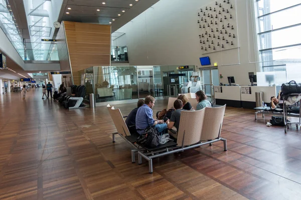 Copenhagen Dinamarca Agosto 2017 Aeropuerto Internacional Copenhague Kastrup Personas Sentadas —  Fotos de Stock