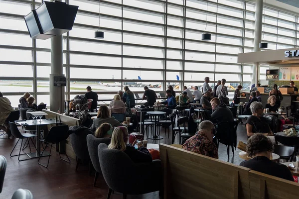哥本哈根 2017年8月24日 哥本哈根国际机场卡斯特鲁普 离港地区的人口 — 图库照片