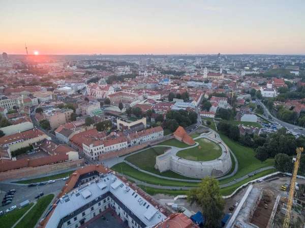 Arka Planda Günbatımı Işığı Olan Vilnius Eski Kasabası Litvanya — Stok fotoğraf