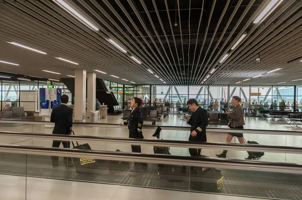 纽芬兰Amsterdam 2017年10月18日 国际阿姆斯特丹机场史基浦内陆与乘客 由飞机机舱机组人员和机长组成的离境区 — 图库照片