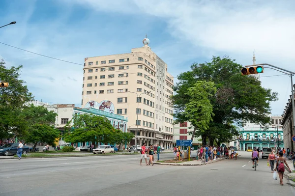 stock image HAVANA, CUBA - OCTOBER 22, 2017: Havana Cityscape with Local Architecture and People. Cuba