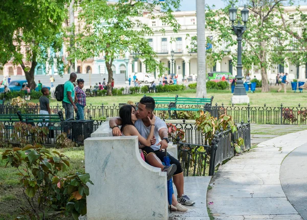 Havana Kuba Oktober 2017 Stadtbild Havannas Mit Park Und Küssenden — Stockfoto