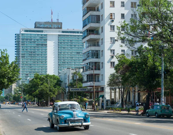 哈瓦那 2017年10月23日 哈瓦那城市景观与旧车和建筑背景 Habana Libre旅馆 — 图库照片