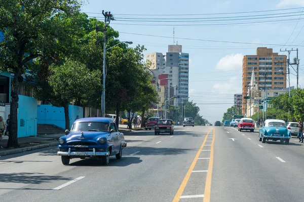 ハバナ キューバ 2017年10月23日 背景に古い車と建築を持つハバナの街の風景 — ストック写真