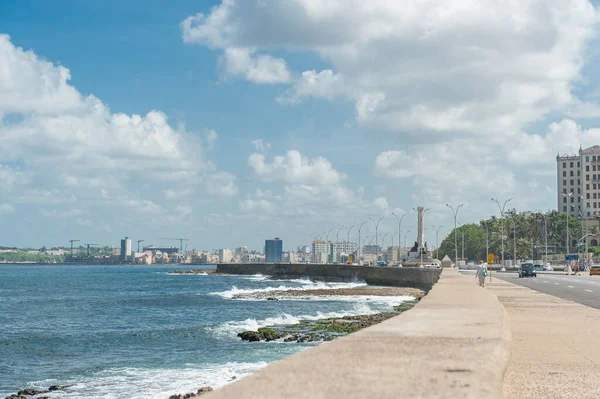 Havana Cuba 2017年10月23日 Havana Cuba 2017年10月23日 マレコン通りとカリブ海を背景にハバナ市の風景 — ストック写真