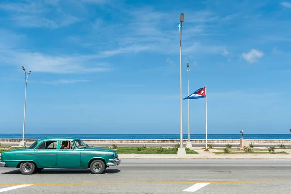 哈瓦那 2017年10月23日 哈瓦那街 挂满了摇曳的旗帜和旧车 — 图库照片