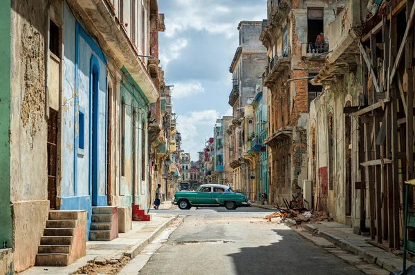 哈瓦那 2017年10月23日 哈瓦那市中心独特的建筑和老式汽车背景 — 图库照片