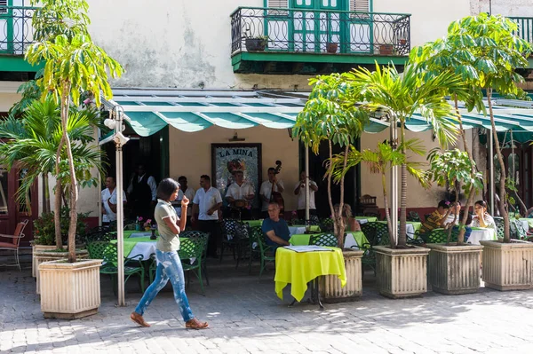 Habana Cuba Octubre 2017 Ciudad Vieja Habana Calle Con Turistas — Foto de Stock