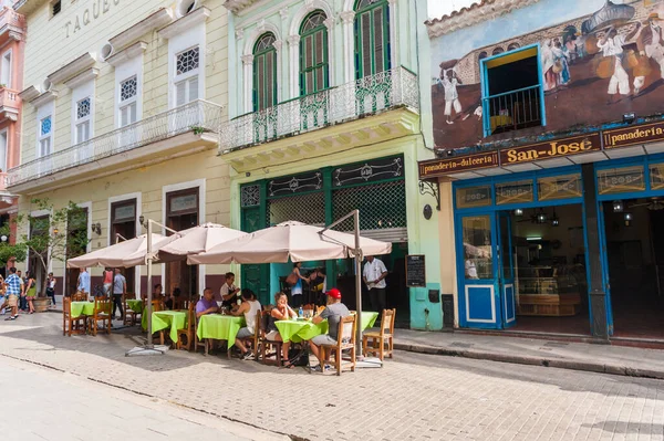 Havana Kuba Oktober 2017 Altstadt Havannas Mit Menschen Und Restaurant — Stockfoto