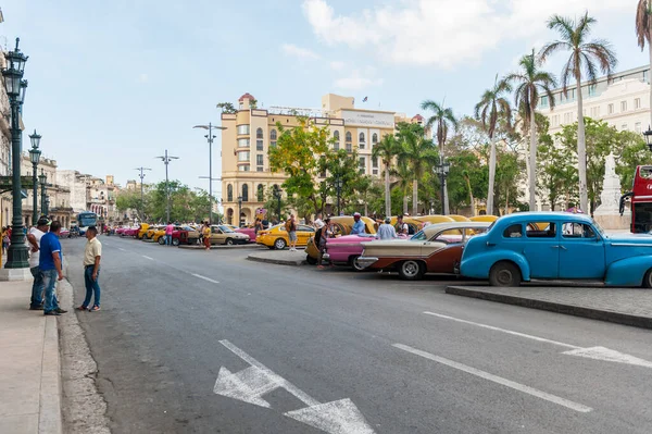 哈瓦那 2017年10月20日 古巴哈瓦那的Cetral公园 旧车背景 — 图库照片