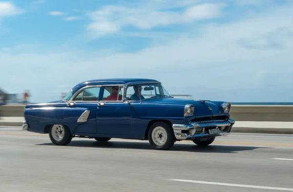 Havana Cuba 2017年10月20日 ハバナのマレコンで旧車を移動 キューバだ 公共タクシー車 — ストック写真