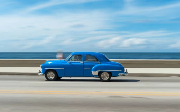 Havana Cuba Październik 2017 Przeprowadzka Starego Samochodu Malecon Hawana Kuba — Zdjęcie stockowe