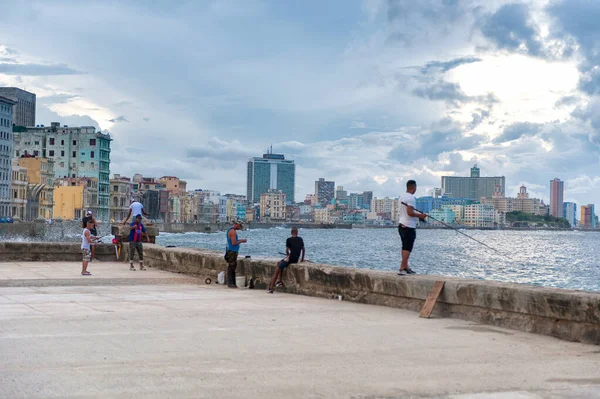 哈瓦那 2017年10月20日 哈瓦那老城和马莱肯地区 背景为加勒比海 天空乌云密布 — 图库照片