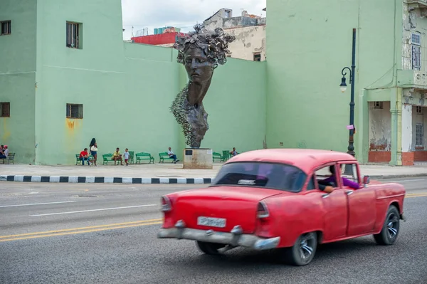 哈瓦那 2017年10月20日 哈瓦那老城和马莱肯地区 设有纪念碑和旧出租车 — 图库照片