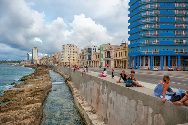 Havana Cuba Outubro 2017 Malecon Street Havana Cuba Pessoas Mar — Fotografia de Stock