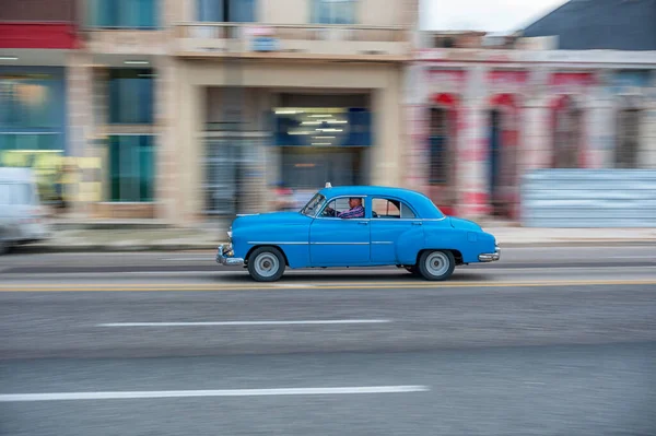 Havana Cuba Lokakuu 2017 Havannan Vanhakaupunki Maleconin Alue Vanhalla Taksiajoneuvolla — kuvapankkivalokuva