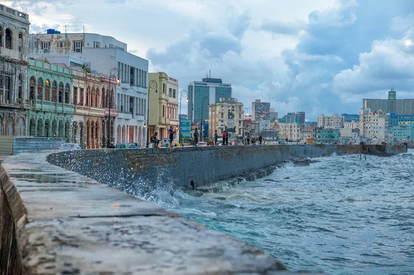 Havana Cuba Ekim 2017 Karayip Deniz Dalgaları Balıkçı Halkı Ile — Stok fotoğraf