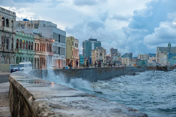 ハバナ キューバ 2017年10月20日 カリブ海の波とハバナ旧市街とマレコン地域 — ストック写真