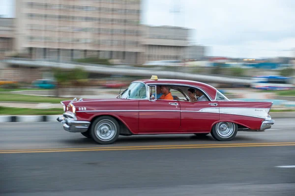 Havana Cuba 2017年10月20日 ハバナ旧市街と旧タクシー車両とマレコンエリア キューバだ パンニング — ストック写真