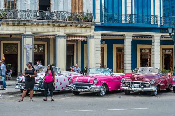 ハバナ キューバ 2017年10月22日 古い車とハバナの街の風景 — ストック写真