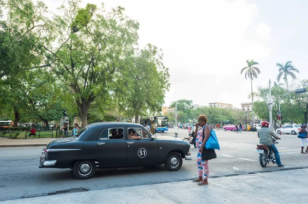 Havana Cuba Październik 2017 Stare Miasto Hawanie Ruch Uliczny Ludźmi — Zdjęcie stockowe