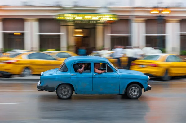 古巴哈瓦那 2017年10月21日 古巴哈瓦那旧式复古汽车 旅游及市民公共交通工具的士服务 — 图库照片