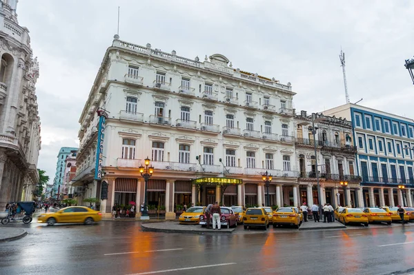 Havana Cuba Října 2017 Havana Ctyscape Žlutým Taxíkem Pozadí Hotelu — Stock fotografie