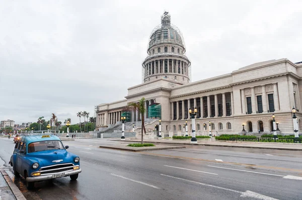 Havana Cuba Ottobre 2017 Campidoglio All Avana Con Vecchia Auto — Foto Stock