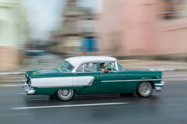 哈瓦那 2017年10月21日 古巴哈瓦那的老爷车 Pannnig 复古车辆通常用作当地居民和游客的出租车 绿颜色 — 图库照片