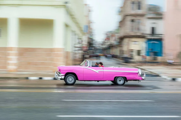 哈瓦那 2017年10月21日 古巴哈瓦那的老爷车 Pannnig 复古车辆通常用作当地居民和游客的出租车 紫色的颜色 — 图库照片