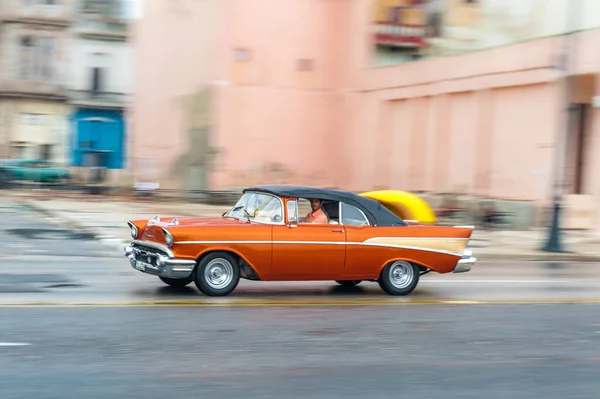 哈瓦那 2017年10月21日 古巴哈瓦那的老爷车 Pannnig 复古车辆通常用作当地居民和游客的出租车 洋红色 — 图库照片