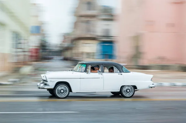 Havana Cuba 2017年10月21日 キューバ ハバナの旧車 パンニングだ レトロな車は通常 地元の人々や観光客のタクシーとして使用します ホワイトカラー — ストック写真