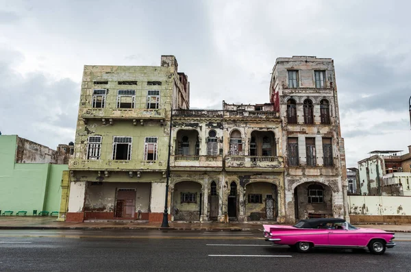 Havana Cuba 2017年10月21日 ハバナの古い建物 ユニークなキューバ建築 前方に移動する車 — ストック写真