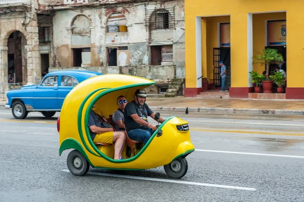 Havana Cuba Październik 2017 Żółty Tuk Tuk Hawanie Kuba — Zdjęcie stockowe