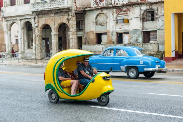 Havana Cuba Oktober 2017 Gul Tuk Tuk Taxi Havanna Kuba — Stockfoto