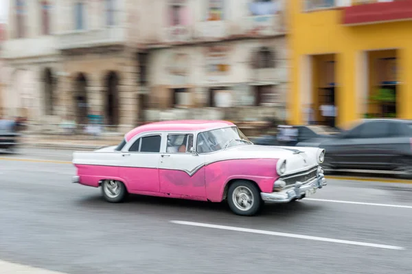 哈瓦那 2017年10月21日 古巴哈瓦那的老爷车 Pannnig 复古车辆通常用作当地居民和游客的出租车 粉红色的颜色 — 图库照片