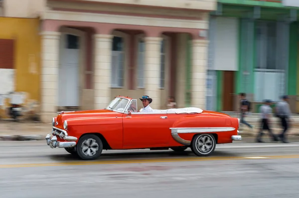 Havana Cuba 2017年10月21日 キューバ ハバナの旧車 パンニングだ レトロな車は通常 地元の人々や観光客のタクシーとして使用します オレンジ — ストック写真