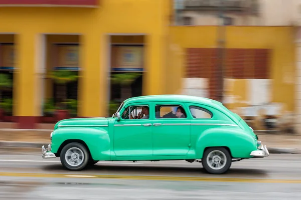 Havana Cuba 2017年10月21日 キューバ ハバナの旧車 パンニングだ レトロな車は通常 地元の人々や観光客のタクシーとして使用します — ストック写真