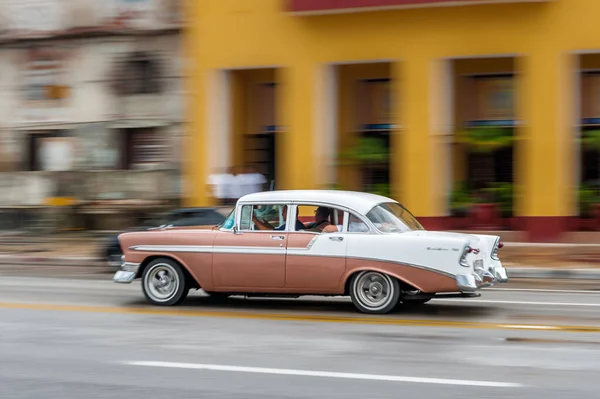 哈瓦那 2017年10月21日 古巴哈瓦那的老爷车 Pannnig 复古车辆通常用作本地居民及旅客的的士 — 图库照片