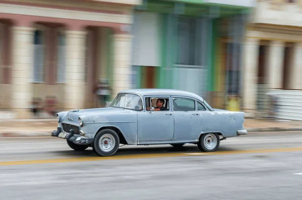 哈瓦那 2017年10月21日 古巴哈瓦那的老爷车 Pannnig 复古车辆通常用作当地居民和游客的出租车 灰颜色 — 图库照片