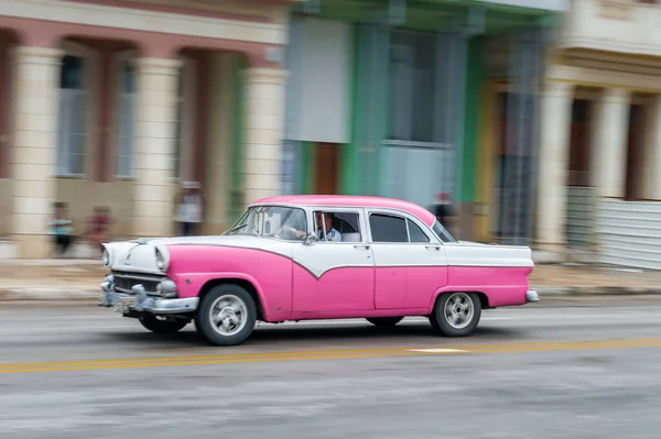 Havana Cuba 2017年10月21日 キューバ ハバナの旧車 パンニングだ レトロな車は通常 地元の人々や観光客のタクシーとして使用します ピンク色 — ストック写真