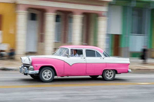 哈瓦那 2017年10月21日 古巴哈瓦那的老爷车 Pannnig 复古车辆通常用作当地居民和游客的出租车 粉红色的颜色 — 图库照片