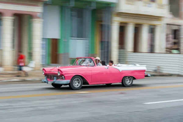 Havana Cuba 2017年10月21日 キューバ ハバナの旧車 パンニングだ レトロな車は通常 地元の人々や観光客のタクシーとして使用します ピンク色 — ストック写真