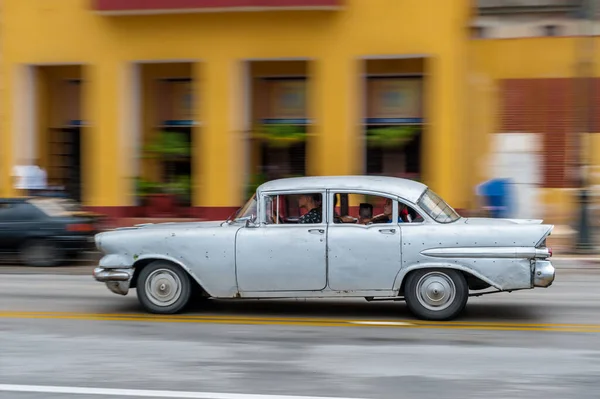 Havana Cuba 2017年10月21日 キューバ ハバナの旧車 パンニングだ レトロな車は通常 地元の人々や観光客のタクシーとして使用します グレー — ストック写真