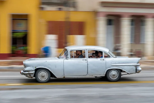 Havana Cuba 2017年10月21日 キューバ ハバナの旧車 パンニングだ レトロな車は通常 地元の人々や観光客のタクシーとして使用します グレー — ストック写真