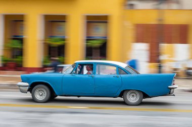 HAVANA, CUBA - 21 Ekim 2017: Havana, Küba 'daki eski araba. Pannnig. Retro Araç genellikle yerel halk ve turistler için bir taksi olarak kullanılır. Mavi Renk